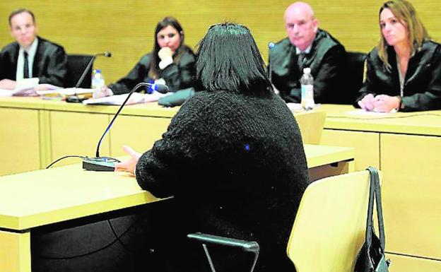 Imagen de la acusada, de espaldas durante el juicio. 