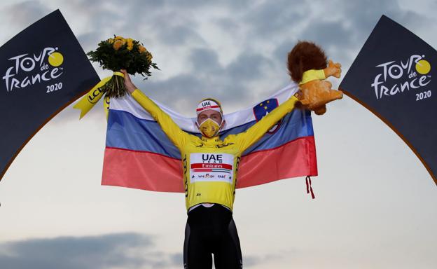 Tadel Pogacar celebra su victoria en el Tour de Francia 2020.