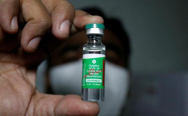 Un funcionario muestra una vacuna contra la enfermedad por coronavirus, en la India /REUTERS