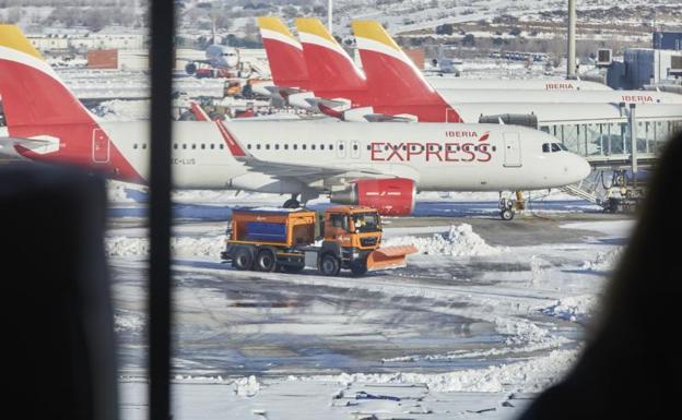 Un avión de Iberia Express en el aeropuerto de Barajas.