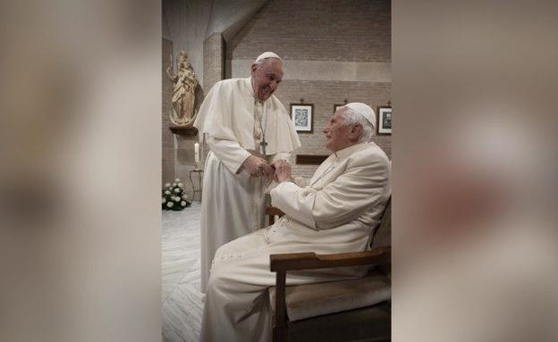 Los papas Francisco y Benedicto XVI, en una imagen difundida por el Vaticano./Vatican Media