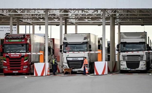 Camiones en la frontera de Calais (Francia) para entrar en el Eurotúnel./Reuters