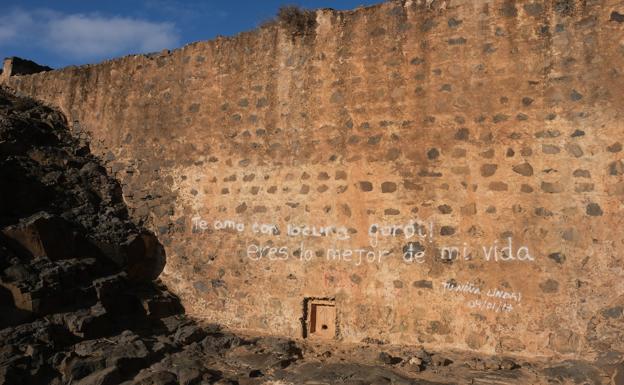 Graffiti que data de hace tres años en la presa de Barranco Viejo. 
