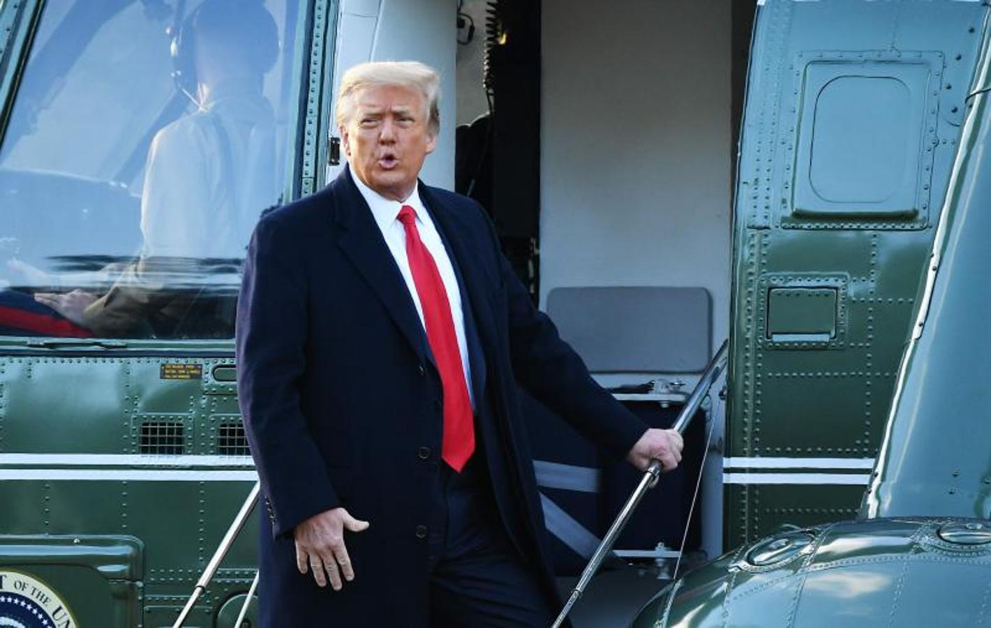 Trump se sube al helicóptero presidencial en la Casa Blanca. 