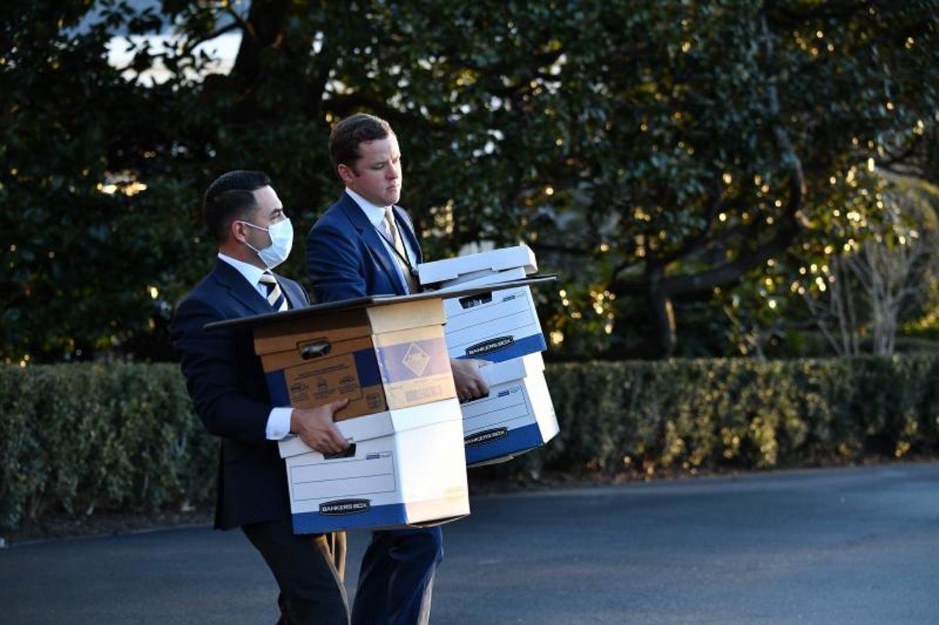 Dos operarios retiran las últimas cajas de la Casa Blanca.