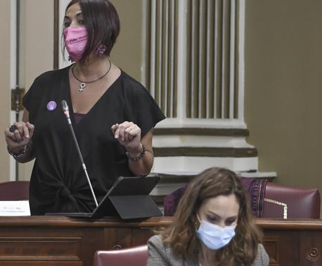 Sandra Domínguez, en la foto debajo de María del Río, ya es diputada no adscrita. 