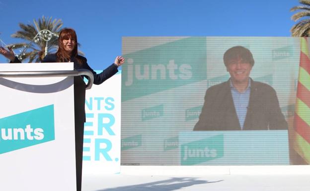 Laura Borràs conduce el mítin de Junts, en Barcelona, con la presencia de Carles Puigdemont por videoconferencia.