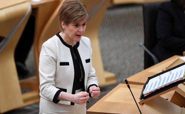 Nicola Sturgeon, primera ministra de Escocia, en el Parlamento de Edimburgo./Reuters