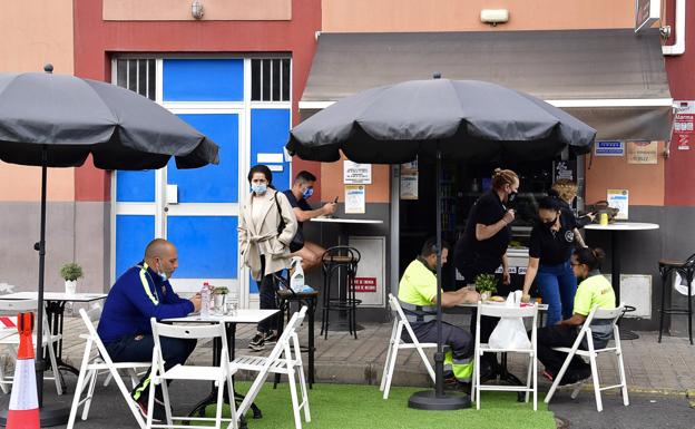 Imagen de una terraza instalada en una zona de aparcamientos en la urbanización industrial El Sebadal. / JUAN CARLOS ALONSO