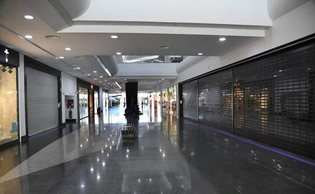 1. Sport Zone ha sido el último negocio en cerrar en el centro comercial. Actualmente menos de 30 establecimientos están abiertos. /ARCADIO SUÁREZ