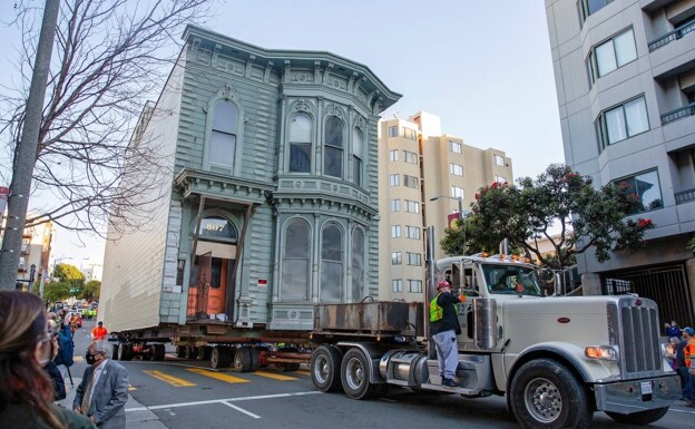 Traslado de la mansión por las calles de San Francisco (EE UU). 