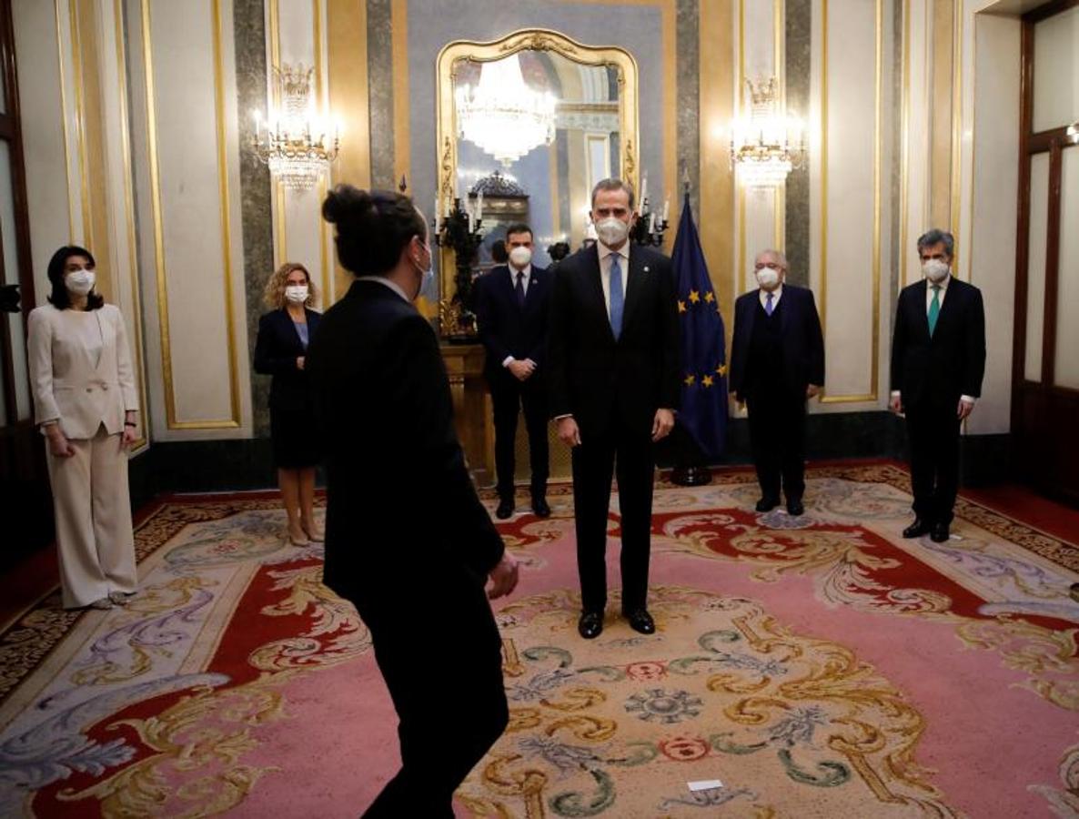 El rey Felipe VI (C) saluda al vicepresidente segundo del Gobierno, Pablo Iglesias