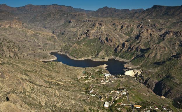 Vista aérea de la presa de Soria, el vaso inferior de la central hidroeléctrica de bombeo. /arcadio suárez