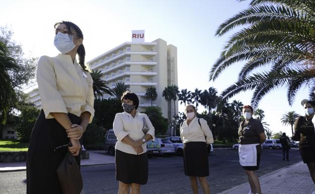 Trabajadoras uniformadas en el acto de protesta el pasado octubre ante el hotel. /Javier Melián / acfi press
