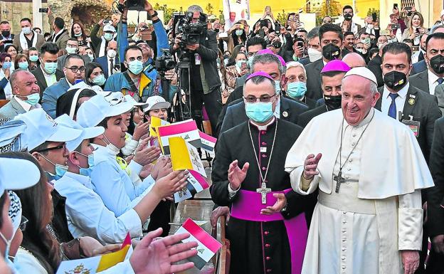 Bergoglio es recibido por un grupo de niños a su llegada a la catedral de Bagdad./