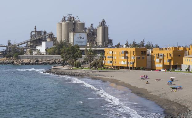 Vista parcial de la playa de Arguineguín, con la fábrica de cemento al fondo. / C7