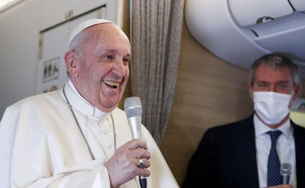 El papa Francisco atiende las preguntas de los periodistas en el avión de regreso a Roma./EFE