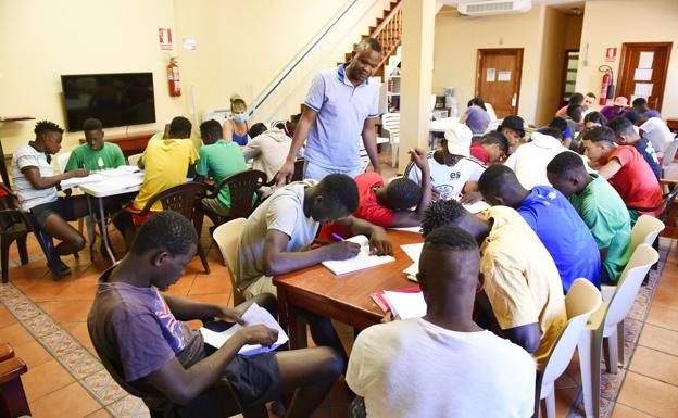 Interior cancela de nuevo el vuelo de deportación de inmigrantes a Senegal
