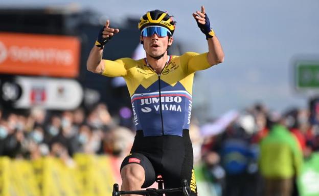 Primoz Roglic celebra su victoria en la cuarta etapa de la París-Niza.
