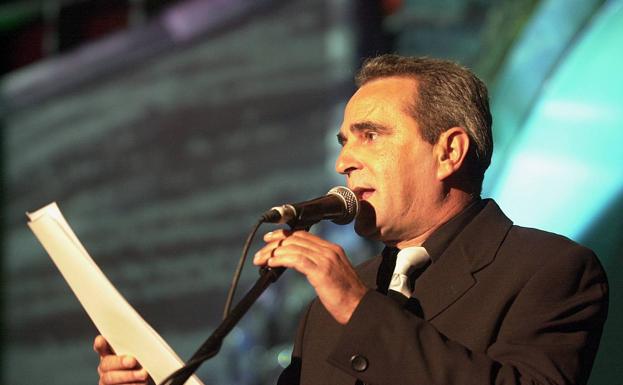 Benito Falcón presentando la final de murgas de 2003. /arcadio suárez