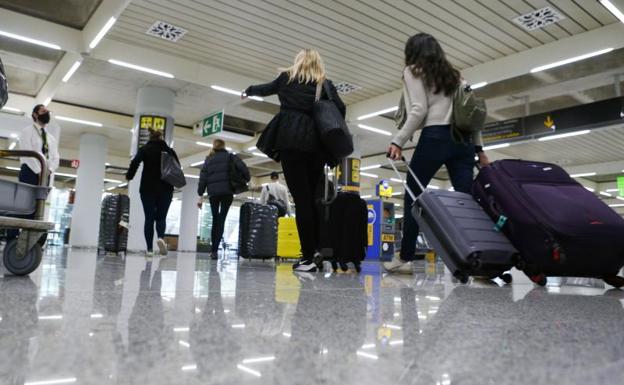 Turistas alemanes en el aeropuerto de Mallorca. /reuters