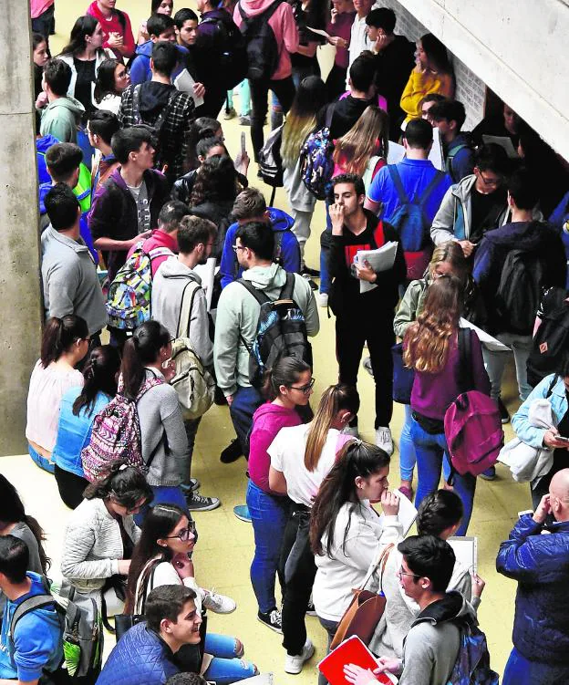 Imagen de archivo de alumnos ante una prueba de acceso universitario en la capital grancanaria. 