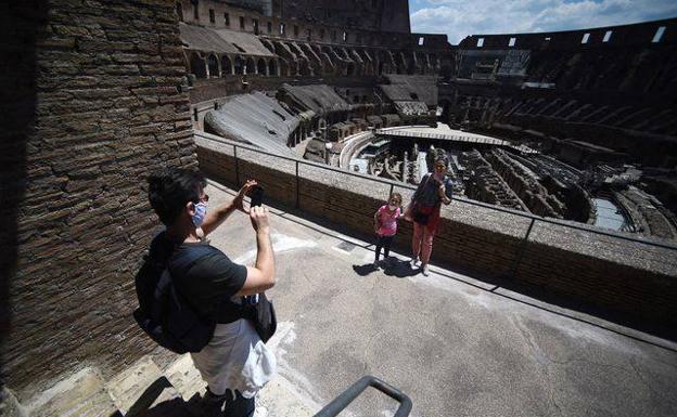 Una pareja con una niña en el Coliseo de Roma.