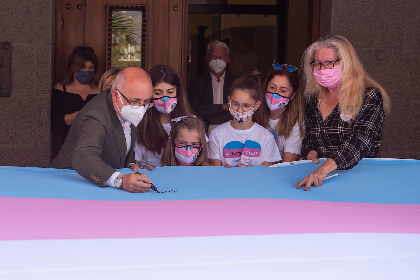 El presidente del Cabildo de Gran Canaria, Antonio Mrales, firmando la bandera trans 