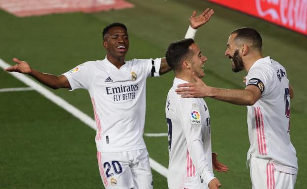 Vinicius, Lucas Vázquez y Benzema celebran el gol del francés al Barça./juanjo martín / efe