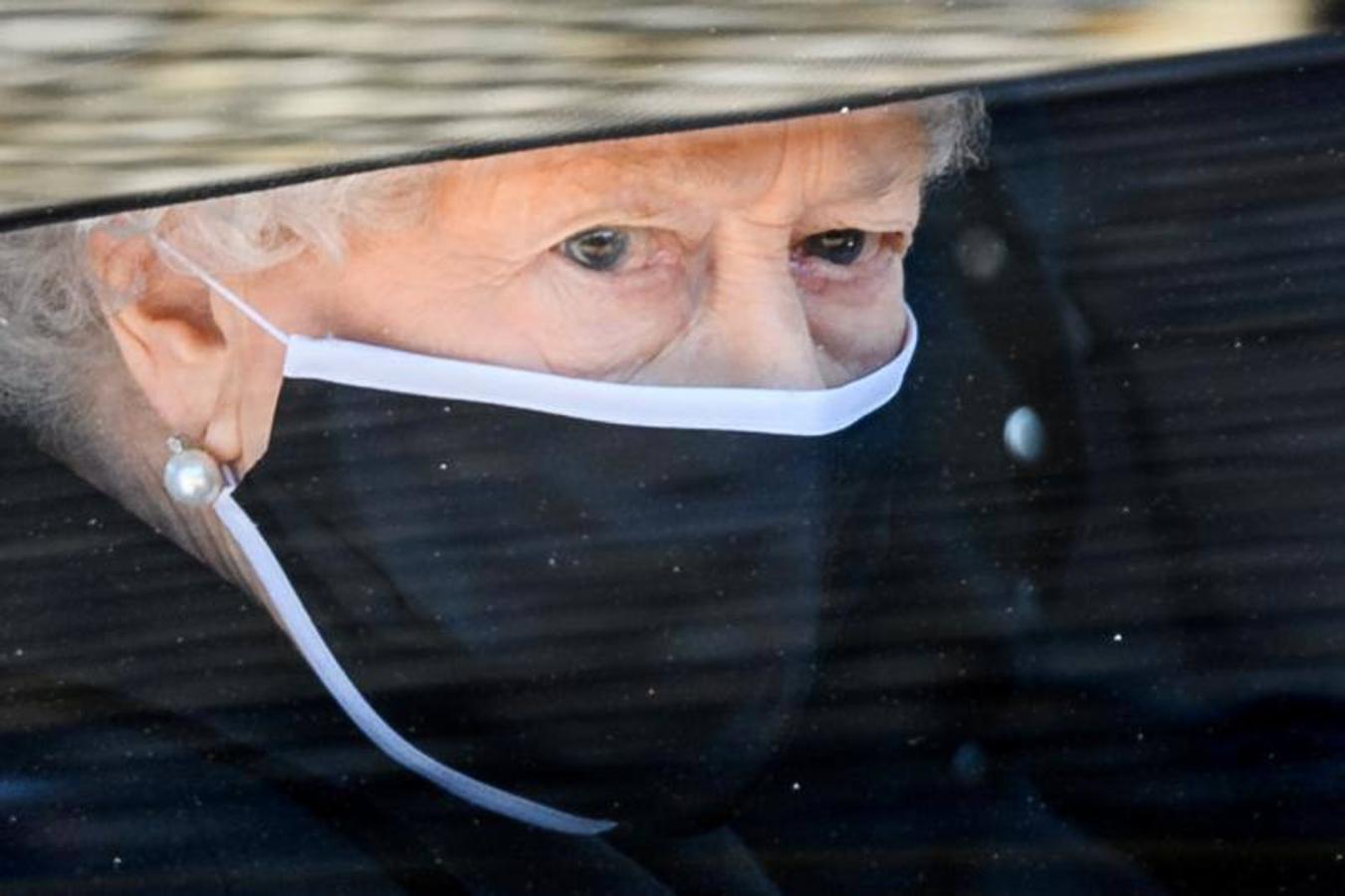 La reina Isabel II llegando en coche al funeral. 