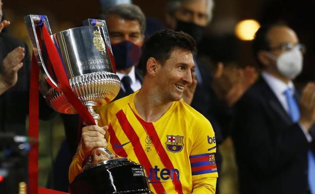 Leo Messi sujeta la Copa. /Marcelo del Pozo (Reuters)