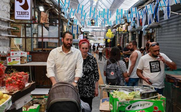 Los mercados de Jerusalén se poblaron este domingo de cientos de personas que por primera vez dejaron la mascarilla en casa.