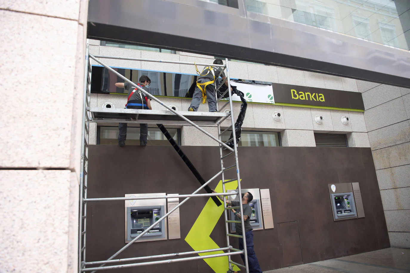 A finales de marzo, tras aprobarse la absorción, CaixaBank procedió al cambio de logos en las oficinas de Bankia Imagen de la sede de Triana. /juan caRlos alonso
