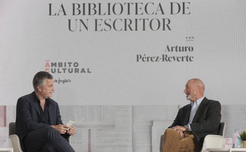 El escritor Arturo Pérez-Reverte durante la entrevista. /ÓSCAR CHAMORRO