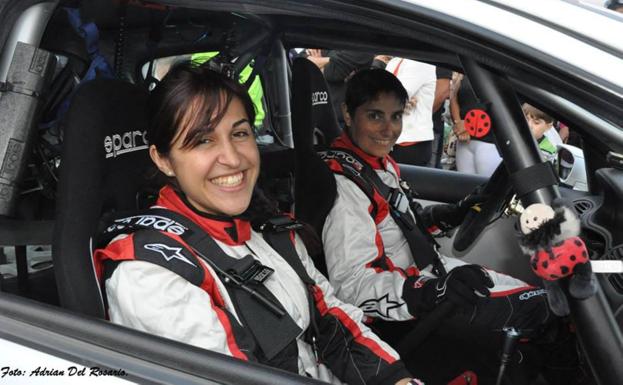 En acción. Brito, sonriente, junto a la piloto Isabel Hernández antes de una prueba.