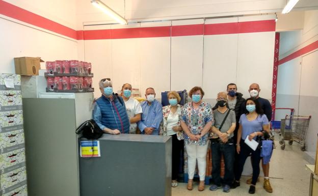 Imagen del grupo de voluntarios de la asociación de jubilados y pensionistas de UGT donde almacenan los alimentos para su reparto. 