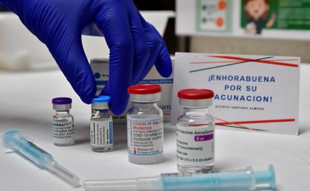Imagen de las cuatro vacunas disponibles en el punto de vacunación masiva ubicado en el Palacio de los Juegos del Mediterráneo de Almería, Andalucía / EFE