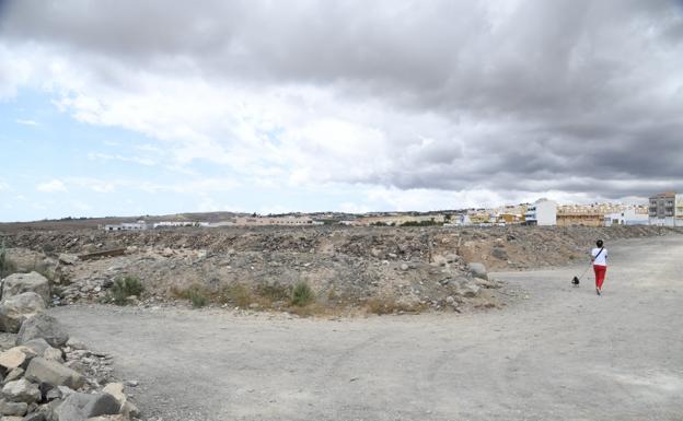 Vista general de los terrenos donde irá el parque comercial, en El Tablero, frente a Sonnenland y al lado de la GC-1. 