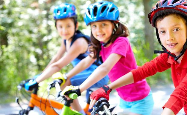 Cómo reducir riesgos cuando los niños montan en bicicleta