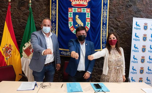 En la imagen, Alexis Alonso (i), Coalición Canaria, Dunia Alvaro (d), del Partido Popular, y Pedro Armas (c), alcalde del municipio de Pájara./EFE/ Carlos De Saá
