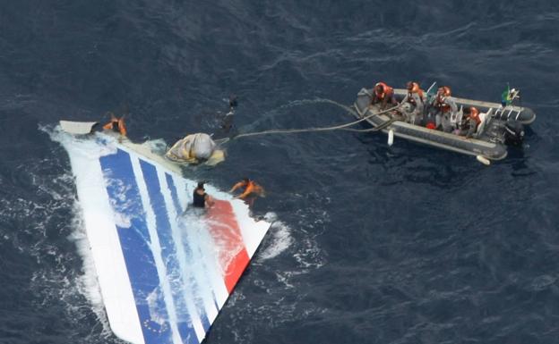 Marineros de la Armada brasileña recuperan restos del avión Airbus de Air France que se precipitó al Atlántico./Afp