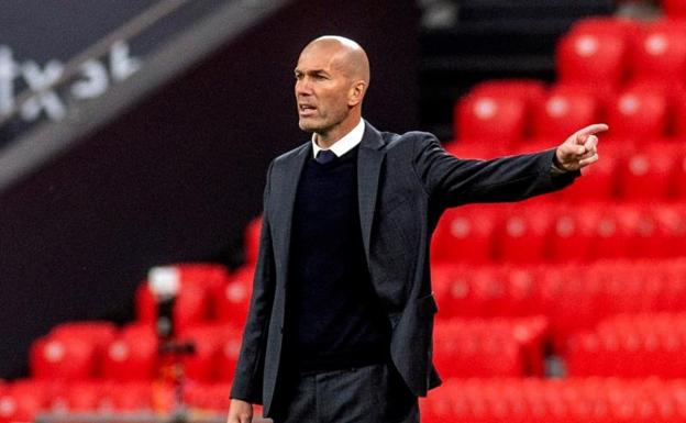 Zinedine Zidane da indicaciones en San Mamés. 