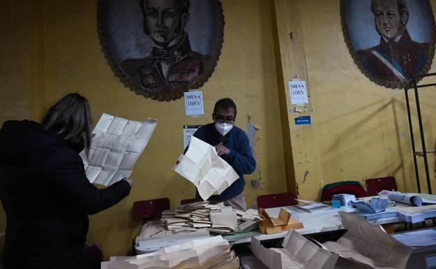 Los miembros de una mesa electoral cuentan los votos en un centro de votación en Santiago de Chile.