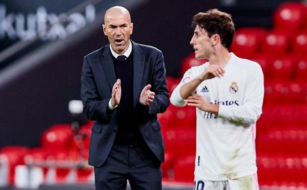Zidane aplaude a sus futbolistas durante el partido ante el Athletic. /EP