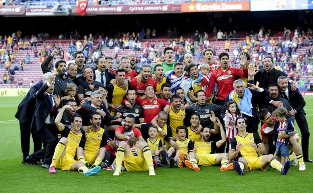 Jugadores y cuerpo técnico del Atlético celebran en el Camp Nou el título de Liga en 2014./josep lago / afp