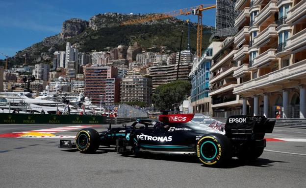 El Mercedes de Lewis Hamilton, ante el paisaje urbano monegasco./reuters
