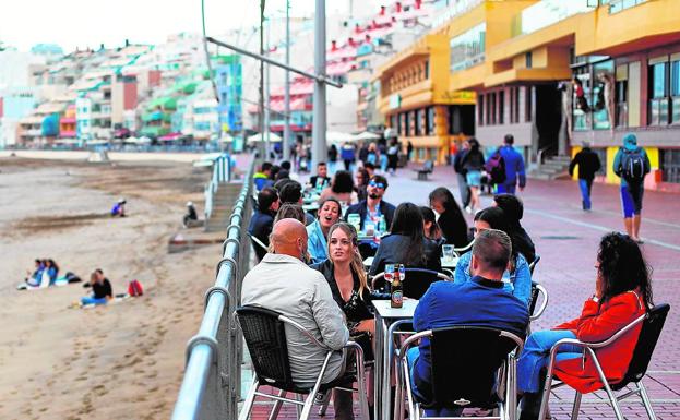 Clientes en una terraza en Las Canteras, en la capital grancanaria.
