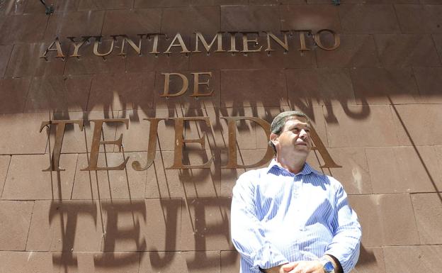 El alcalde de Tejeda, Francisco Perera, fue antes secretario accidental del Ayuntamiento. 