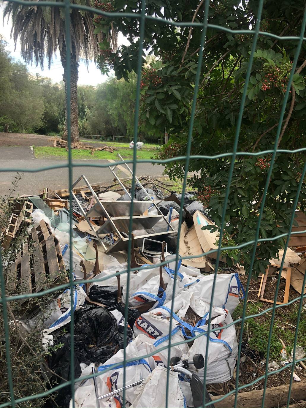 Image de basura acumulada en el centro de menores migrantes de Bandama en santa Brígida. 