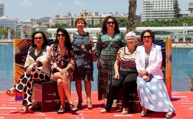 Ainhoa Rodríguez, directora de 'Destello bravío' (segunda por la izquierda), y las actrices no profesionales del filme en Málaga./